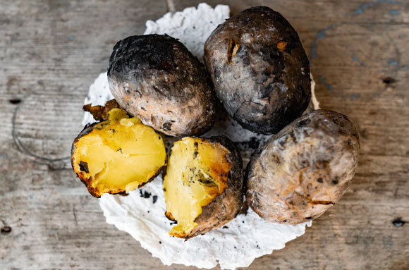 תפוחי אדמה שניצלו בגחלי מדורה | Shutterstock, Anna-2118
