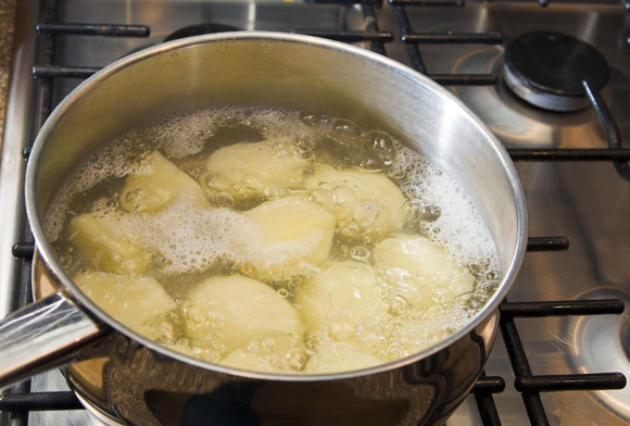 להכניס למים כאשר הם עדיין פושרים, או כאשר הם כבר רותחים? תלוי בתוצאה המבוקשת | Shutterstock, trevorb