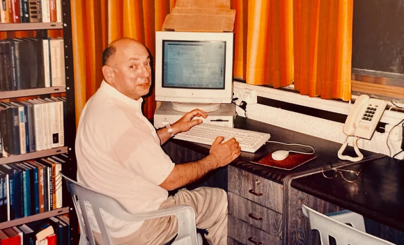 תמיד היה אפשר לבוא ולהתייעץ איתו, הוא היה יכול ללמד כל נושא. סרגיי גרדסקול במשרדו באוניברסיטה | צילום באדיבות משפחת גרדסקול 