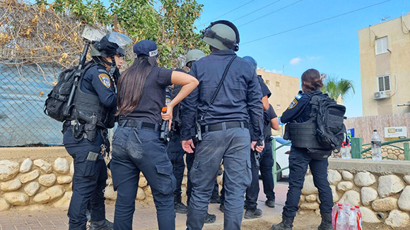 המחבלים לא נכנסו לתוך הבית, אלא ירו בהם מהחצר. כוח משטרה בעת הלחימה במחבלים באופקים, ב-7 באוקטובר | צילום: אילנה קוריאל, Ynet