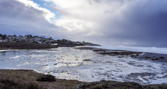 סערה בחופי קליפורניה בעקבות תופעת אל-ניניו | צילום: randy andy, Shutterstock