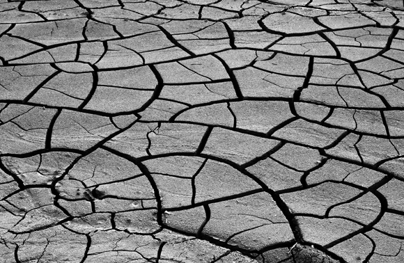 השינויים באקלים עלולות לחולל סופות בצד אחד של העולם, ובצורת ורעב בצד האחר. אדמה חרבה | צילום: CLJ Giordano, Shutterstock