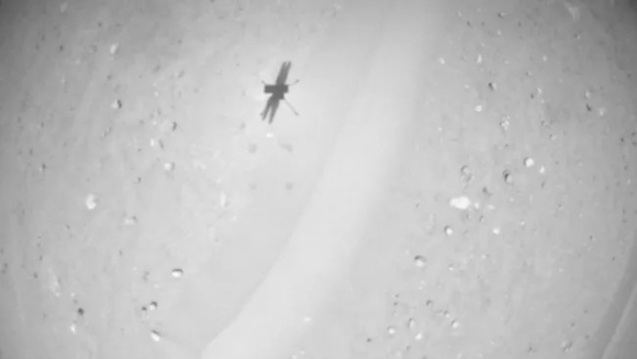 הצלחה מרקיעת שחקים, גם אם מדובר בגבהים של עד 24 מטרים. צלו של המסוק Ingenuity כפי שהוא עצמו צילם בטיסה שבה שבר את שיא המרחק | מקור: NASA/JPL-Caltech