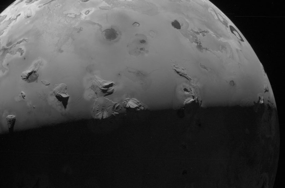 גיהנום עלי ירחים. כמה ממאות הרי הגש של איו, הירח הקרוב ביותר לצדק, בצילום של החללית ג'ונו מ-30 בדצמבר 2023 | מקור: NASA