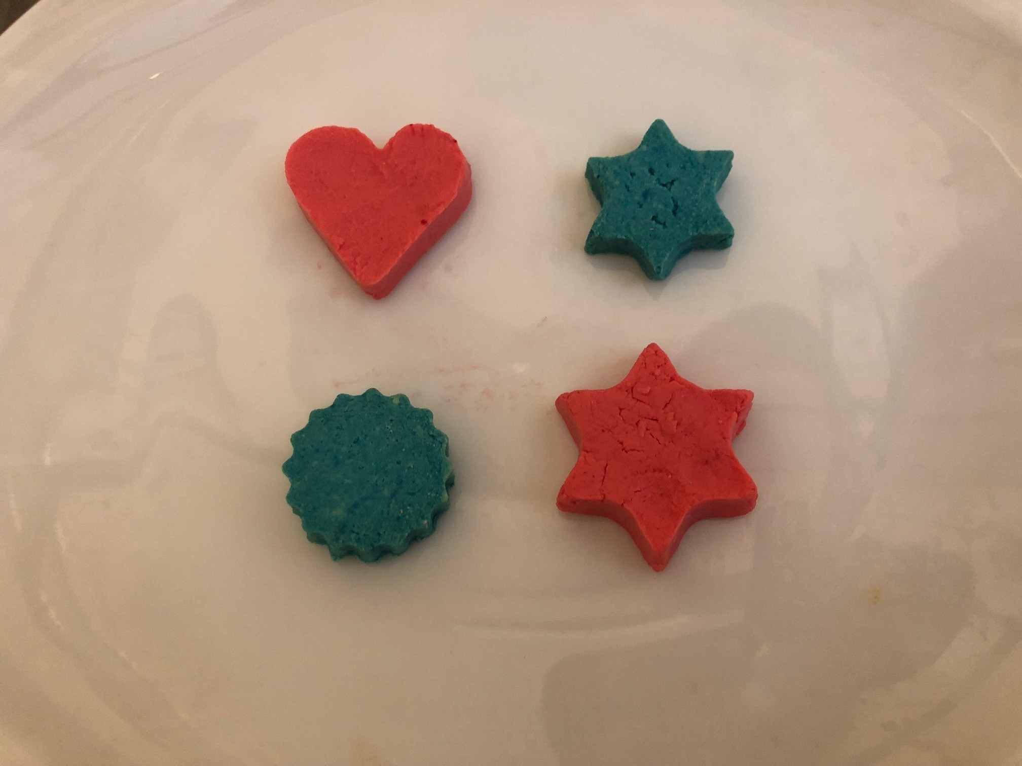 צורות צבעוניות מפלסטיק שנוצרו מחלב