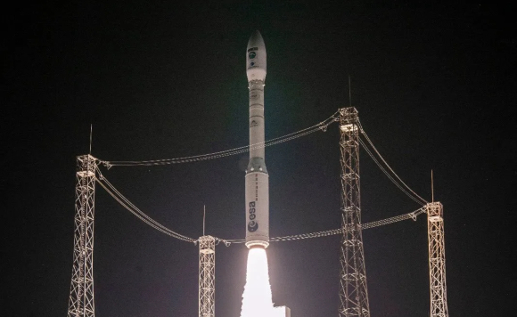 שיגור אחרון ופרידה. שיגור הטיל וגה מבסיס החלל האירופי בגיאנה הצרפתית השבוע | צילום: Arianespace