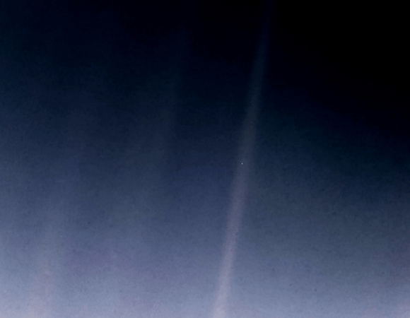 החללית וויאג'ר צילמה את כדור הארץ ממרחק של כשישה מיליארד קילומטרים. נקודה כחולה חיוורת | NASA/JPL-Caltech