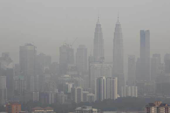 קואלה לומפור, בירת מלזיה, מכוסה באובך | צילום: MIFAS, Shutterstock