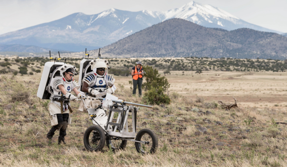 להבטיח שנהיה מוכנים כשנגיע. רובינס (משמאל) ודגלאס בניסוי השדה באריזונה | צילום: NASA/Josh Valcarcel