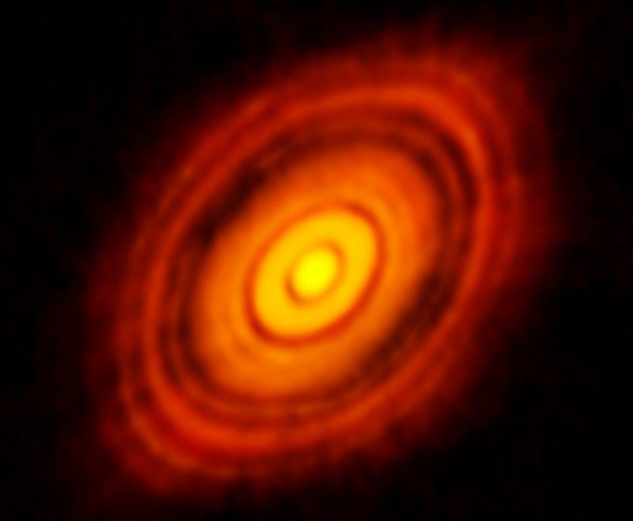 The first clear photo of a protoplanetary disk, taken by the ALMA radio telescope array in 2014 around the star, HL Tauri. The dark rings are probably the paths of planets in the process of being formed | Photo: ALMA (ESO/NAOJ/NRAO)