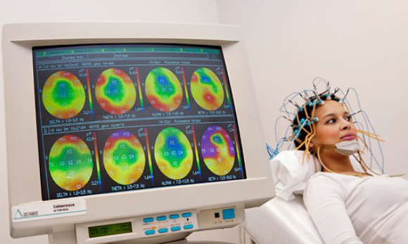 רישום גלי המוח ב-EEG מאפשר לזהות את השלבים במחזור השינה ולהעיר את הנבדק במהלכם, כדי לברר אם חלם ומה ראה בחלום. נבדקת עם אלקטרודות של EEG | צילום: AJ PHOTO / HOP AMERICAIN / SCIENCE PHOTO LIBRARY