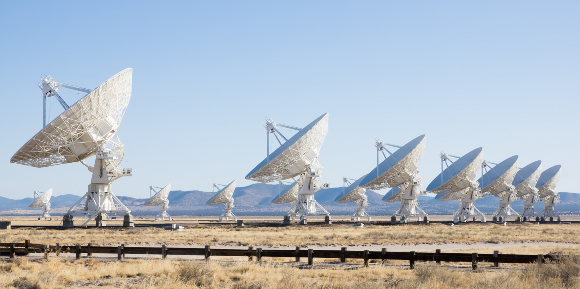 גילוי הגלים הכבידתיים האלה נעשה בעזרת טלסקופי רדיו גדולים. אנטנות של מערך VLA בניו מקסיקו, טלסקופ רדיו ששימש במחקר | צילום: IrinaK, Shutterstock