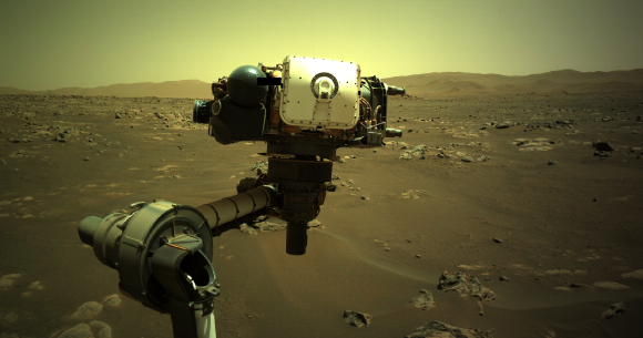 מצלמת הרנטגן PIXL (עם מכסה) בקצה הזרוע הרובוטית של רכב השטח המאדימי Perseverance |  מקור: NASA/JPL-Caltech