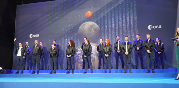 17 הנבחרים לתפקידי אסטרונאוטים ועתודת אסטרונאוטים של הסוכנות האירופית | צילום: ESA - P. Sebirot