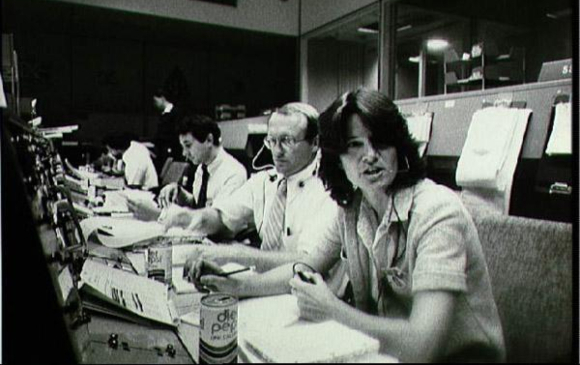 רייד בעמדת התקשורת בחדר הבקרה במהלך משימה של המעבורת קולומביה | צילום: NASA