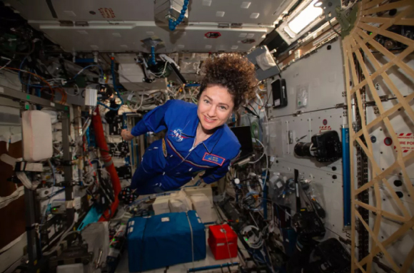 מאיר מרחפת בתחנת החלל הבינלאומית | צילום: NASA