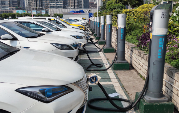 מכוניות חשמליות בעמדות טעינה | מקור: helloabc, Shutterstock