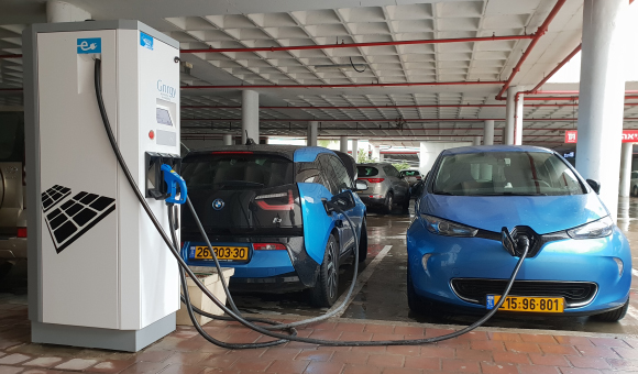 שתי מכוניות חשמליות נטענות בעמדת טעינה | מקור: Alexander Turovsky, Shutterstock