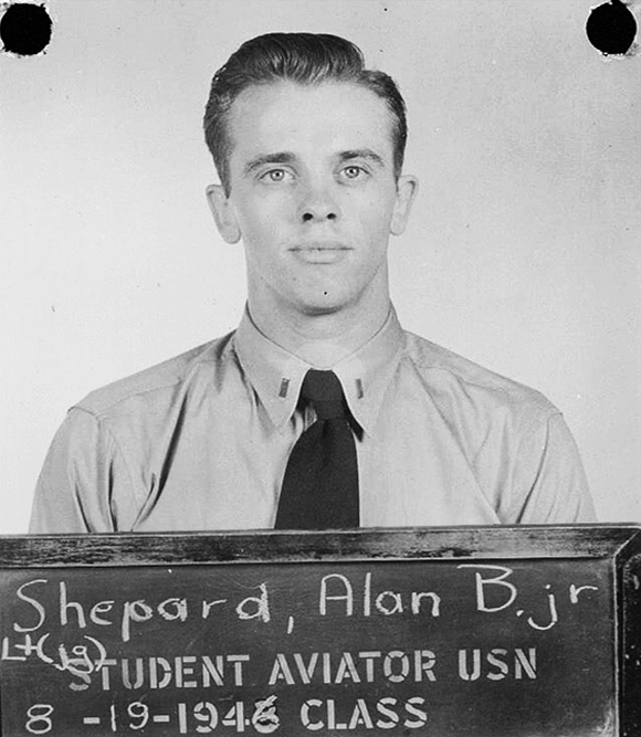 השתפר עם קצת עזרה ממורים פרטיים וסיים כטייס מצוין. שפרד בתקופת קורס הטיס של הצי | צילום: הצי האמריקאי