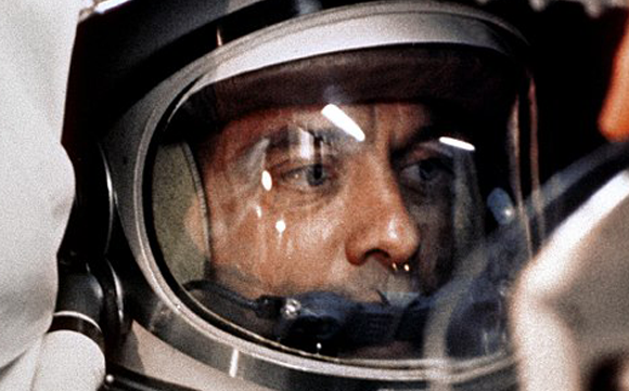 שעות של המתנה מורטת עצבים (ושלפוחית). שפרד במשימת פרידום-7, הטיסה הראשונה של אמריקאי לחלל | צילום: NASA