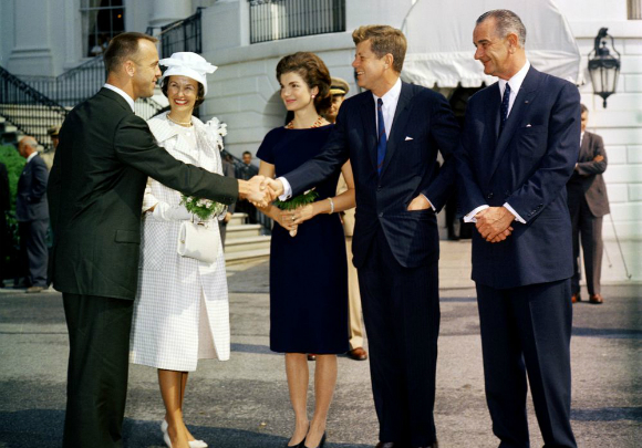 גיבור לאומי. אלן ולואיז שפרד (משמאל) עם נשיא ארצות הברית קנדי ורעייתו (מימין סגן הנשיא ג'ונסון) | צילום: ארכיון קנדי, נחלת הכלל