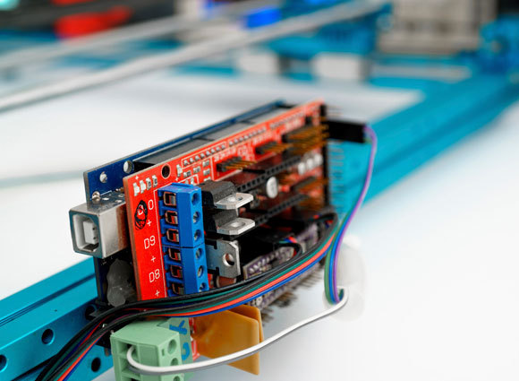 רובוט בפס ייצור תעשייתי | צילום: WLADIMIR BULGAR / SCIENCE PHOTO LIBRARY