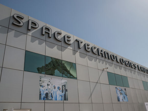 סוכנות החלל של איחוד האמירויות אמונה על פיתוח תעשיית החלל על ידי שיתופי פעולה בינלאומיים, מימון מסלולים אקדמיים ופיתוח משימות חלל מחקריות. מקור: אתר סוכנות החלל של איחוד האמירויות