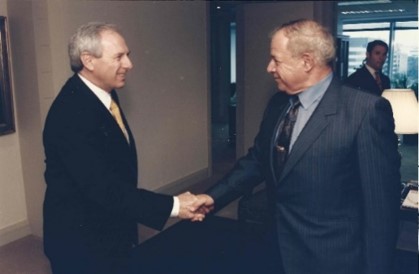 קשרים בינלאומיים ענפים. הר-אבן בפגישה עם ראש נאס"א, דן גולדין | סריקה מאלבומו של הר-אבן, באדיבות טל ענבר