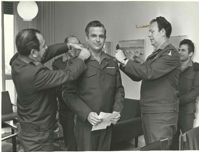 מהתותחנים להגנה האווירית. הרמטכ"ל מרדכי (מוטה) גור (מימין) מעניק דרגת אלוף משנה להר-אבן | סריקה מאלבומו של הר-אבן, באדיבות טל ענבר