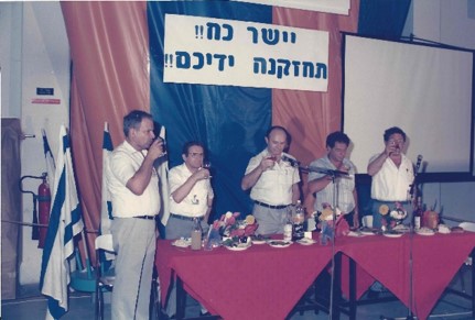 פעילות שהשתיקה יפה לה גם היום. הר-אבן (משמאל) באירוע במפעל מלמ שפרטיו עדיין אסורים בפרסום | סריקה מאלבומו של הר-אבן, באדיבות טל ענבר