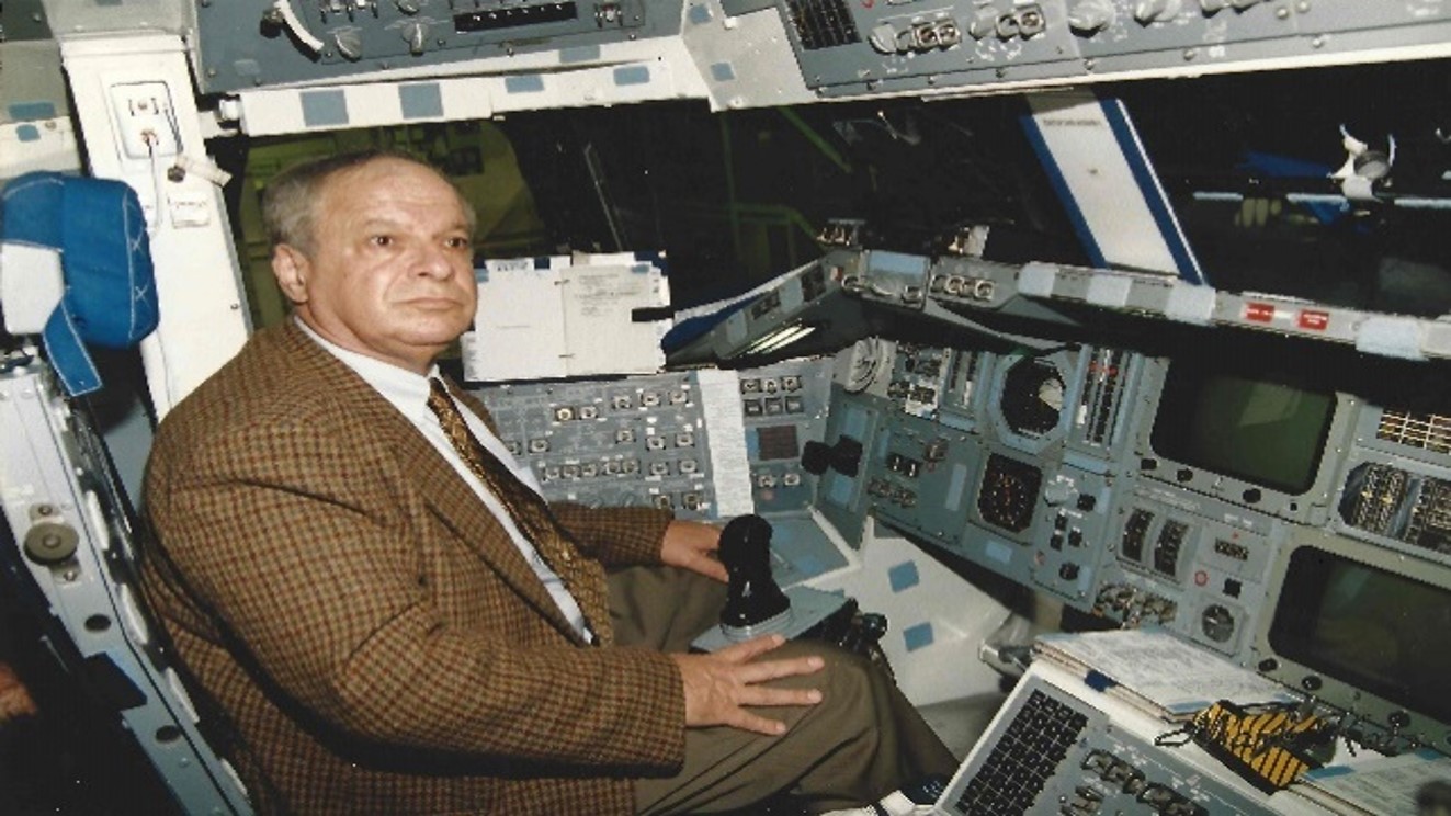 היה ממובילי המשימה של שיגור האסטרונאוט הישראלי הראשון. הר-אבן בסימולטור של מעבורת החלל | צילום: מרק כץ, סריקה מאלבומו של הר-אבן, באדיבות טל ענבר