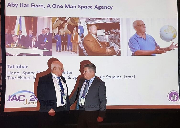 סוכנות חלל של איש אחד. הר-אבן (משמאל) עם טל ענבר בסיום מושב ההוקרה לפועלו בכינוס האסטרונאוטיקה בירושלים | צילום באדיבות טל ענבר