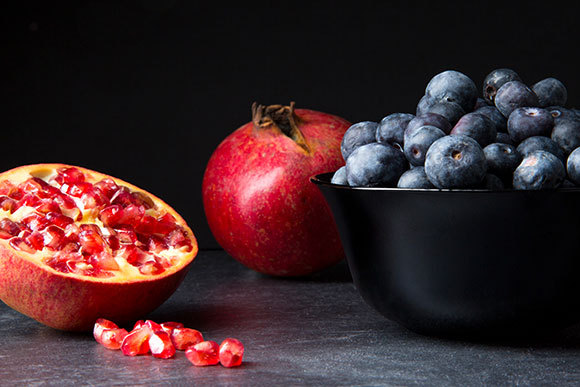 רימון ואוכמניות | Shutterstock, Luis Rojas Estudio