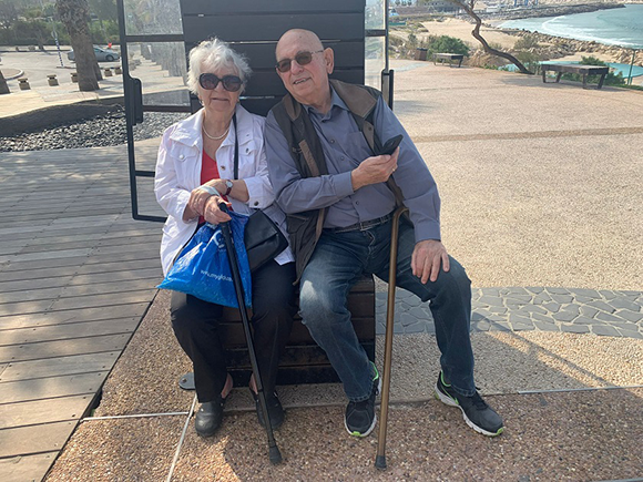 לא חזרו לאוקראינה בגלל המלחמה שם. ויקטוריה וסרגיי גרדסקול בטיילת באשקלון | צילום: אולגה גרדסקול, באדיבות משפחת גרדסקול