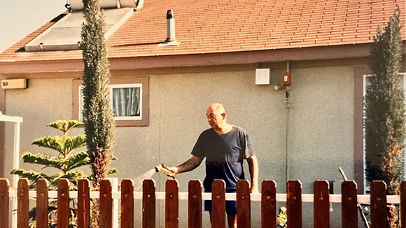 היה לו טוב כאן. סרגיי גרדסקול משקה את הגינה בבית באופקים | צילום באדיבות משפחת גרדסקול