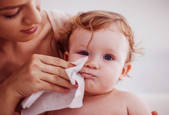 אשה מנגבת תינוק עם מגבון | Shutterstock