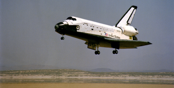 המעבורת קולומביה נוחתת בבסיס אדוארדס בסיום טיסת הניסוי הראשונה, אפריל 1981 | צילום: NASA