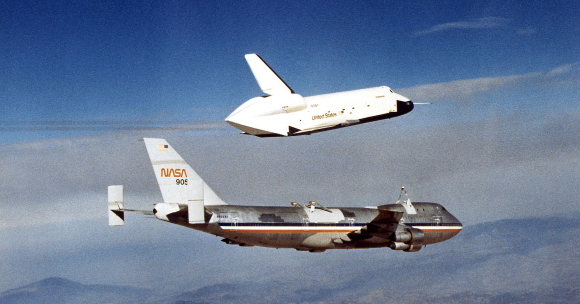 מעבורת הניסוי אנטרפרייז נפרדת מהמטוס הנושא אותו בניסויי הנחיתה הראשונים | צילום: NASA/Dryden Flight Research Center