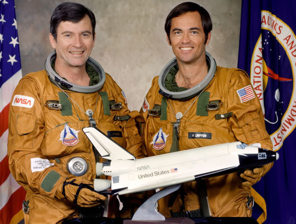 יאנג (משמאל) וקריפן עם דגם של המעבורת קולומביה | צילום: NASA