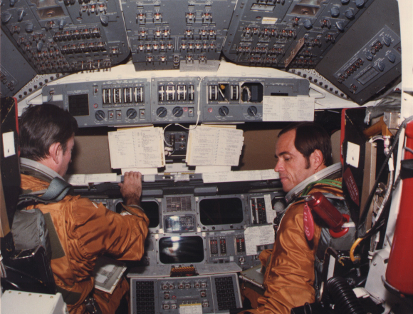 יאנג (במושב השמאלי) וקריפן באימונים בתא הטייס של קולומביה | צילום: NASA