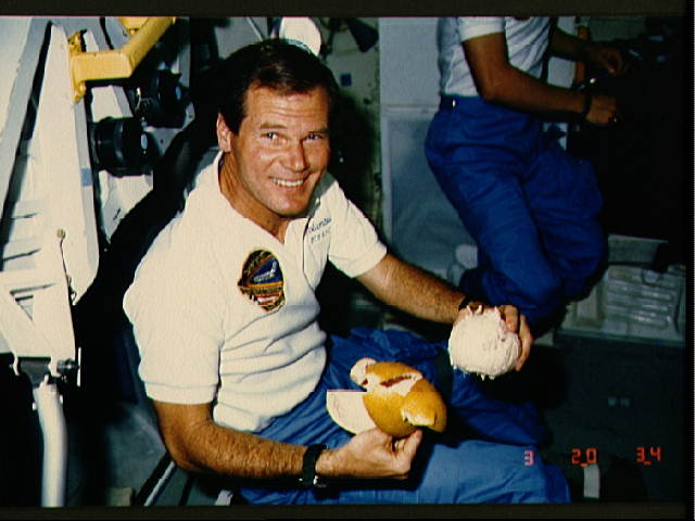 בסוף הגיע לתפקיד ראש נאס"א. חבר הקונגרס ביל נלסון במשימת המעבורת קולומביה, 1986 | צילום: NASA