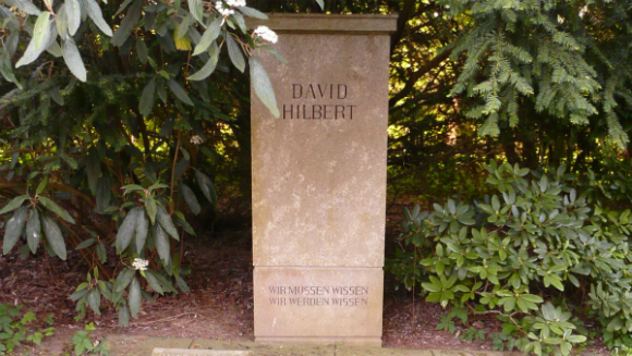 השאיר שורה ארוכה של בעיות בלתי פתורות. קברו של הילברט בגטינגן | צילום: Kassandro, ויקיפדיה