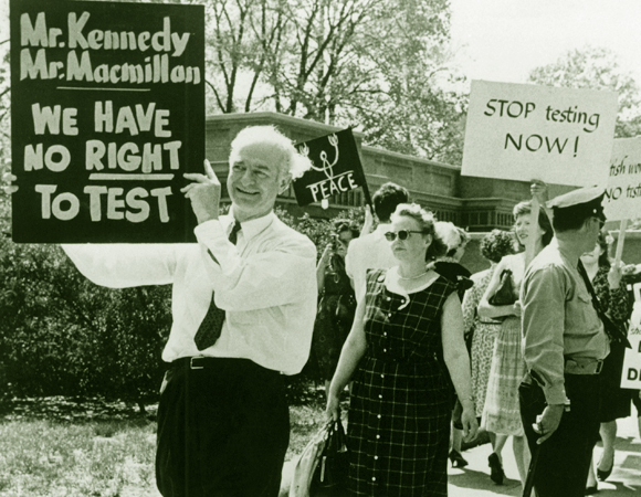 פעילותו זיכתה אותו בפרס נובל לשלום. פאולינג מוביל הפגנה נגד ניסויים בנשק גרעיני | צילום: Science Photo Library