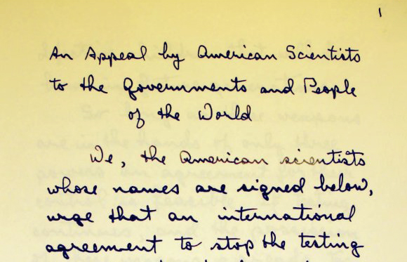 השיג חתימות של יותר מ-11 אלף מדענים. קטע מהעצומה בכתב ידו של פאולינג | מקור: מסמכי פאולינג באוניברסיטת אורגון