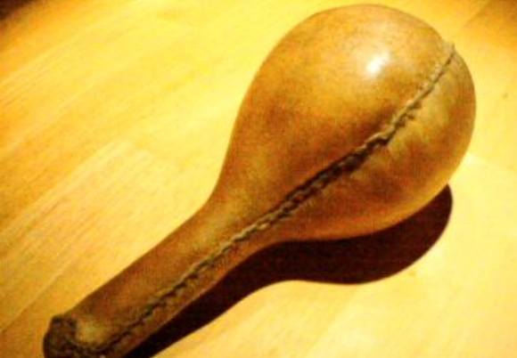 רעשן מעור תאו של שבט אוט האמריקאי | צילום: Waya sahoni, ויקיפדיה, נחלת הכלל