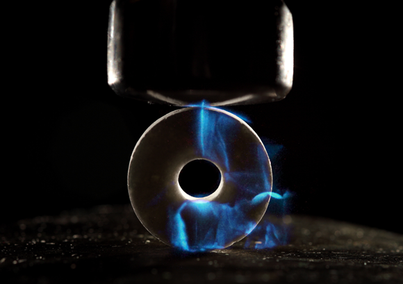 סוכריה פולטת אור בעקבות מכת פטיש | צילום: TED KINSMAN / SCIENCE PHOTO LIBRARY