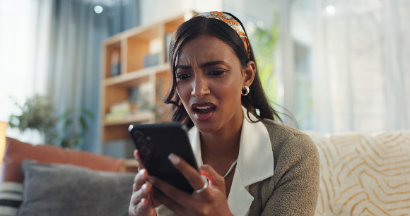 תשובות נכונות או הזיות מוחלטות? לא תמיד אפשר לדעת עם מודלי שפה גדולים. אשה המומה מהתשובות שהיא מקבלת בטלפון | צילום: PeopleImages.com - Yuri A, Shutterstock