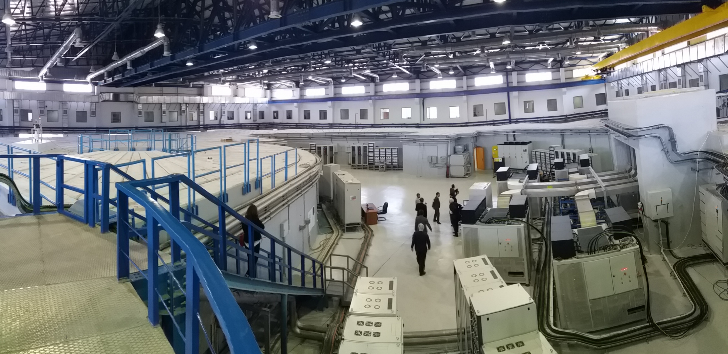 שתי קרניים כבר פועלות, שלישית אמורה להצטרף בקרוב. מבט על הסינכרוטרון בתוך המבנה | צילום: איתי נבו