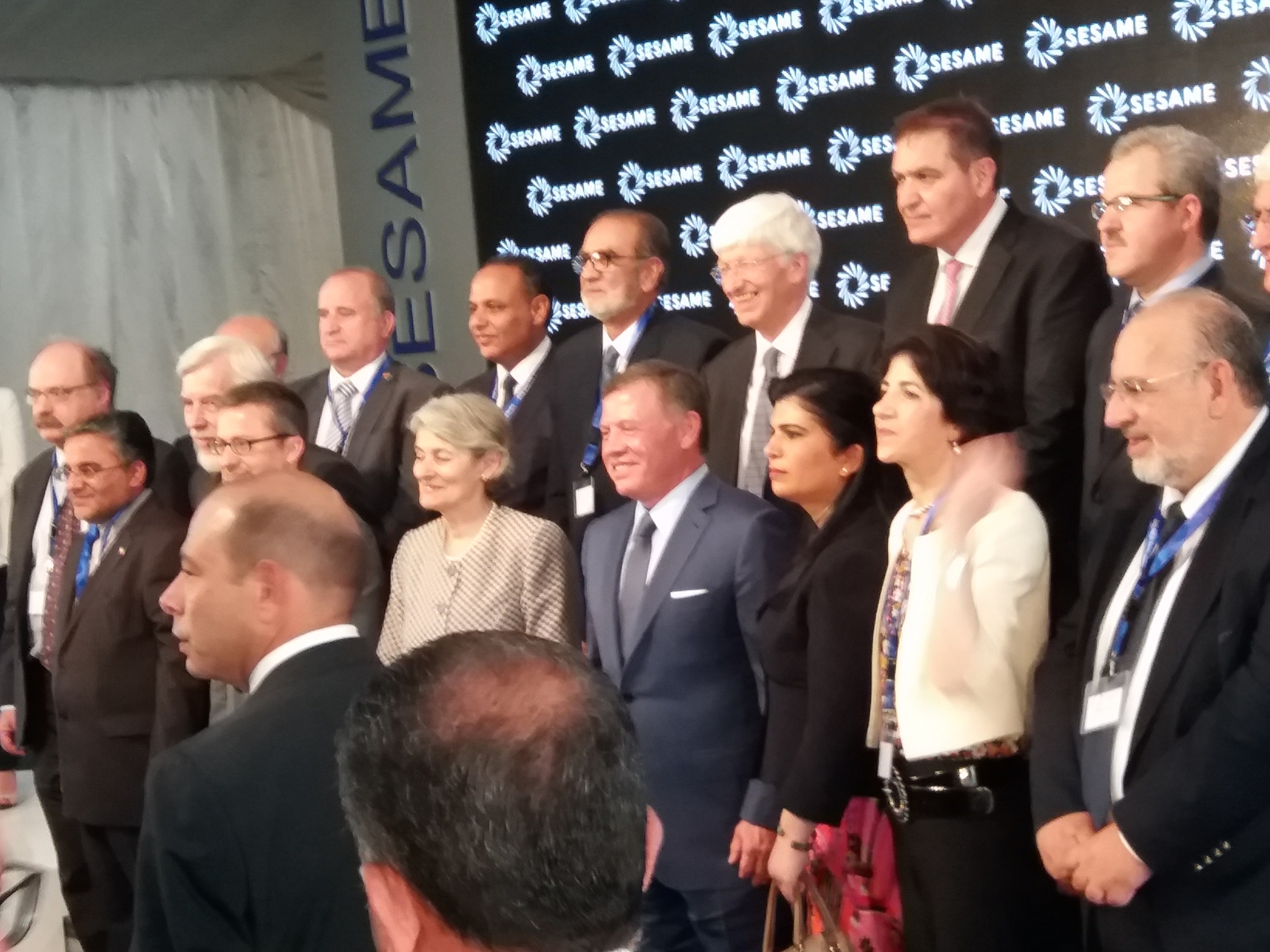 מלך ירדן, עבדאללה השני (במרכז) עם נציגי החברות במיזם. מנכ"ל משרד המדע, פרץ וזאן, שמאלי בשורה האחורית | צילום: איתי נבו