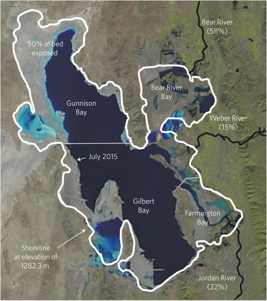 קו החוף של האגם ביוטה בצילום לוויין מ-2015 וסביבו (בלבן) קו החוף המשוער אם כל המים הזורמים לאגם היו מגיעים אליו | מקור: מאמר המחקר